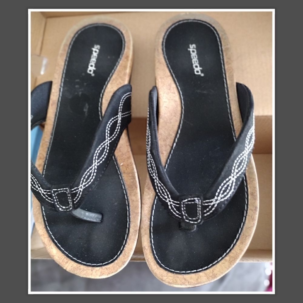 Speedo Women’s Thong Black And White Size 6. Slight wear on the heels